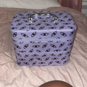 I am selling a makeup box.its so freaking cute